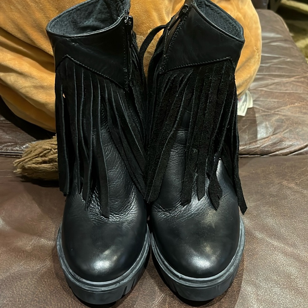 Gregory's leather fringe booties. Size 37. Very comfortable
